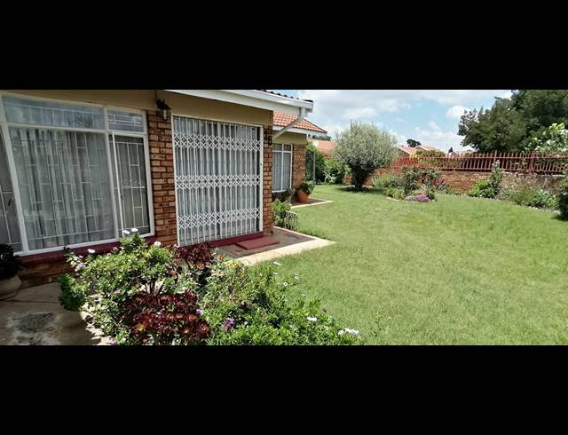3 BEDROOM TOWNHOUSE FOR SALE IN STILFONTEIN EXT 4